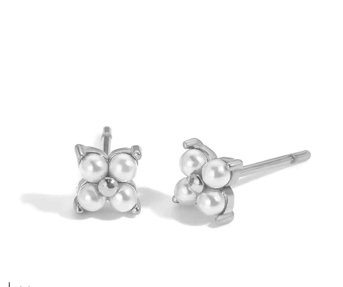 Pearl cluster Studs